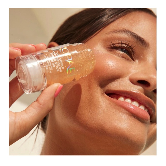 Kopari Beauty Sun Shield On-The-Glow
Sheer Stick Sunscreen SPE 40 - Picture 3 of 11